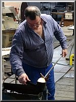 Glasbl&uuml;ser bei der Arbeit