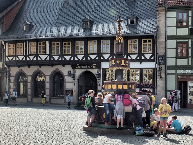 Wohlt&auml;terbrunnen auf dem Marktplatz von Wernigerode am Harz