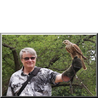 Ich mit dem Falken "Bobbi" auf der Hand auf Burg Regenstein